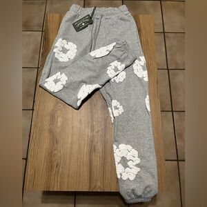 Gray Denim Tears sweatpants
#sweatpants #loungewear #Denim Tears